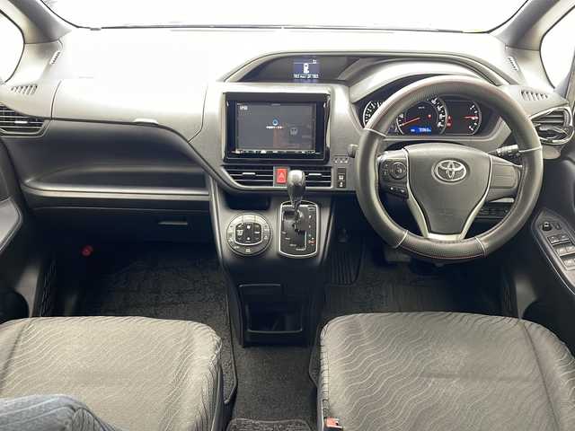 トヨタ ヴォクシー ZS 煌 沖縄県 2015(平27)年 7.1万km ブラッキッシュアゲハガラスフレーク 社外8インチナビ(ＭＤＶ－Ｘ８０２Ｌ)/(フルセグＴＶ　Ｂｌｕｅｔｏｏｔｈ　ＣＤ　ＤＶＤ)　/両側パワースライドドア　/バックカメラ　/ビルトインＥＴＣ　　/ステアリングスイッチ/アイドリングストップ　/スマートキー/プッシュスタート/ＬＥＤヘッドライト　/オートライト　/純正16インチアルミホイール/純正フロアマット/横滑り防止装置/ドアバイザー