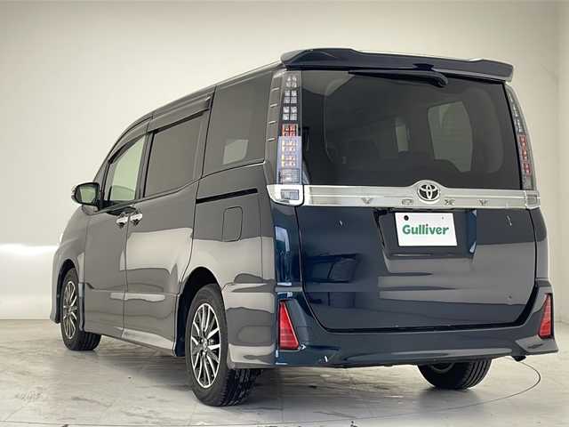 トヨタ ヴォクシー ZS 煌 沖縄県 2015(平27)年 7.1万km ブラッキッシュアゲハガラスフレーク 社外8インチナビ(ＭＤＶ－Ｘ８０２Ｌ)/(フルセグＴＶ　Ｂｌｕｅｔｏｏｔｈ　ＣＤ　ＤＶＤ)　/両側パワースライドドア　/バックカメラ　/ビルトインＥＴＣ　　/ステアリングスイッチ/アイドリングストップ　/スマートキー/プッシュスタート/ＬＥＤヘッドライト　/オートライト　/純正16インチアルミホイール/純正フロアマット/横滑り防止装置/ドアバイザー