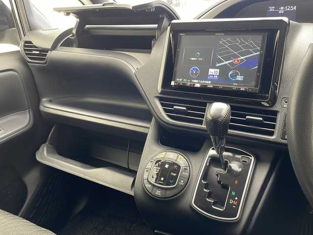 トヨタ ヴォクシー ZS 煌 沖縄県 2015(平27)年 7.1万km ブラッキッシュアゲハガラスフレーク 社外8インチナビ(ＭＤＶ－Ｘ８０２Ｌ)/(フルセグＴＶ　Ｂｌｕｅｔｏｏｔｈ　ＣＤ　ＤＶＤ)　/両側パワースライドドア　/バックカメラ　/ビルトインＥＴＣ　　/ステアリングスイッチ/アイドリングストップ　/スマートキー/プッシュスタート/ＬＥＤヘッドライト　/オートライト　/純正16インチアルミホイール/純正フロアマット/横滑り防止装置/ドアバイザー