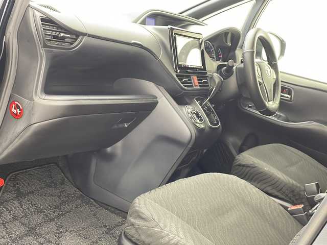 トヨタ ヴォクシー ZS 煌 沖縄県 2015(平27)年 7.1万km ブラッキッシュアゲハガラスフレーク 社外8インチナビ(ＭＤＶ－Ｘ８０２Ｌ)/(フルセグＴＶ　Ｂｌｕｅｔｏｏｔｈ　ＣＤ　ＤＶＤ)　/両側パワースライドドア　/バックカメラ　/ビルトインＥＴＣ　　/ステアリングスイッチ/アイドリングストップ　/スマートキー/プッシュスタート/ＬＥＤヘッドライト　/オートライト　/純正16インチアルミホイール/純正フロアマット/横滑り防止装置/ドアバイザー