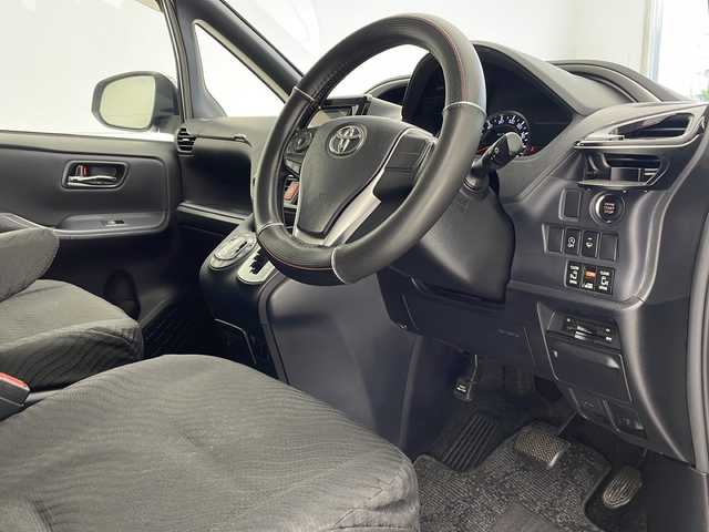 トヨタ ヴォクシー ZS 煌 沖縄県 2015(平27)年 7.1万km ブラッキッシュアゲハガラスフレーク 社外8インチナビ(ＭＤＶ－Ｘ８０２Ｌ)/(フルセグＴＶ　Ｂｌｕｅｔｏｏｔｈ　ＣＤ　ＤＶＤ)　/両側パワースライドドア　/バックカメラ　/ビルトインＥＴＣ　　/ステアリングスイッチ/アイドリングストップ　/スマートキー/プッシュスタート/ＬＥＤヘッドライト　/オートライト　/純正16インチアルミホイール/純正フロアマット/横滑り防止装置/ドアバイザー