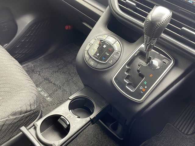 トヨタ ヴォクシー ZS 煌 沖縄県 2015(平27)年 7.1万km ブラッキッシュアゲハガラスフレーク 社外8インチナビ(ＭＤＶ－Ｘ８０２Ｌ)/(フルセグＴＶ　Ｂｌｕｅｔｏｏｔｈ　ＣＤ　ＤＶＤ)　/両側パワースライドドア　/バックカメラ　/ビルトインＥＴＣ　　/ステアリングスイッチ/アイドリングストップ　/スマートキー/プッシュスタート/ＬＥＤヘッドライト　/オートライト　/純正16インチアルミホイール/純正フロアマット/横滑り防止装置/ドアバイザー