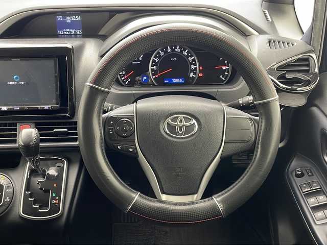 トヨタ ヴォクシー ZS 煌 沖縄県 2015(平27)年 7.1万km ブラッキッシュアゲハガラスフレーク 社外8インチナビ(ＭＤＶ－Ｘ８０２Ｌ)/(フルセグＴＶ　Ｂｌｕｅｔｏｏｔｈ　ＣＤ　ＤＶＤ)　/両側パワースライドドア　/バックカメラ　/ビルトインＥＴＣ　　/ステアリングスイッチ/アイドリングストップ　/スマートキー/プッシュスタート/ＬＥＤヘッドライト　/オートライト　/純正16インチアルミホイール/純正フロアマット/横滑り防止装置/ドアバイザー