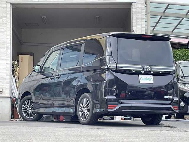 トヨタ ヴォクシー ハイブリッド S－G 大分県 2023(令5)年 0.4万km ダークグレーM/クリスタルシルバーM 両側パワースライドドア /全方位カメラ/純正10.5インチアルミホイール/フルセグTV/Bluetooth/純正16インチアルミホイール/純正ビルトインETC/純正LEDヘッドライト/オートライト/オートマチックハイビーム/衝突被害軽減ブレーキ/横滑り防止装置/コーナーセンサー/シートヒーター/スペアキー