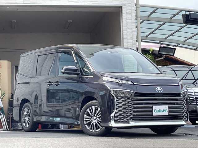 トヨタ ヴォクシー ハイブリッド S－G 大分県 2023(令5)年 0.4万km ダークグレーM/クリスタルシルバーM 両側パワースライドドア /全方位カメラ/純正10.5インチアルミホイール/フルセグTV/Bluetooth/純正16インチアルミホイール/純正ビルトインETC/純正LEDヘッドライト/オートライト/オートマチックハイビーム/衝突被害軽減ブレーキ/横滑り防止装置/コーナーセンサー/シートヒーター/スペアキー