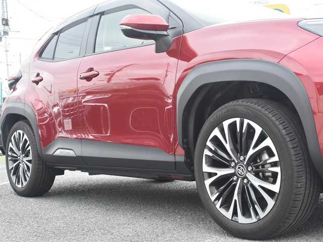 トヨタ ヤリスクロス ハイブリッド Z 神奈川県 2023(令5)年 0.8万km センシュアルレッドマイカ ワンオーナー/純正メモリナビ/フルセグテレビ/全方位カメラ/アダプティブクルーズコントロール/プッシュスタート/スマートキー/ステアリングヒーター/ブラインドスポットモニター/ETC/LEDヘッドライト/保証書/取説/ナビ説/スペアスマートキー/205/65/16社外AW付きスタットレスタイヤ/　車内積み込み