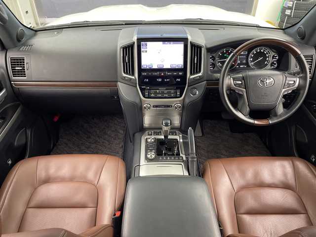 トヨタ ランドクルーザー ZX 岐阜県 2017(平29)年 6.7万km ホワイトパールクリスタルシャイン サンルーフ/リアエンターテイメント/モデリスタエアロ/純正8インチSDナビ/フルセグ/BT/DVD/USB/HDMI/パノラミックビューモニター/トヨタセーフティセンスP/・プリクラッシュセーフティ/・レーンディパーチャーアラート/・オートマチックハイビーム/・レーダークルーズコントロール/プレミアムサウンドJBL/ビルトインETC/純正ドライブレコーダー/クリアランスソナー/ブラインドスポットモニター/ダウンヒルアシストコントロール/前席・セカンドシートヒーター/前席エアシート/パワーバックドア/電動格納サードシート/純正20インチAW/MTモード付AT/ウッドコンビハンドル/純正フロアマット/ルーフレール/サイドバイザー/寒冷地仕様/保証書/取扱説明書/スペアキー