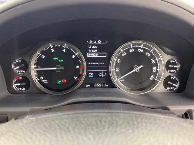 トヨタ ランドクルーザー ZX 岐阜県 2017(平29)年 6.7万km ホワイトパールクリスタルシャイン サンルーフ/リアエンターテイメント/モデリスタエアロ/純正8インチSDナビ/フルセグ/BT/DVD/USB/HDMI/パノラミックビューモニター/トヨタセーフティセンスP/・プリクラッシュセーフティ/・レーンディパーチャーアラート/・オートマチックハイビーム/・レーダークルーズコントロール/プレミアムサウンドJBL/ビルトインETC/純正ドライブレコーダー/クリアランスソナー/ブラインドスポットモニター/ダウンヒルアシストコントロール/前席・セカンドシートヒーター/前席エアシート/パワーバックドア/電動格納サードシート/純正20インチAW/MTモード付AT/ウッドコンビハンドル/純正フロアマット/ルーフレール/サイドバイザー/寒冷地仕様/保証書/取扱説明書/スペアキー
