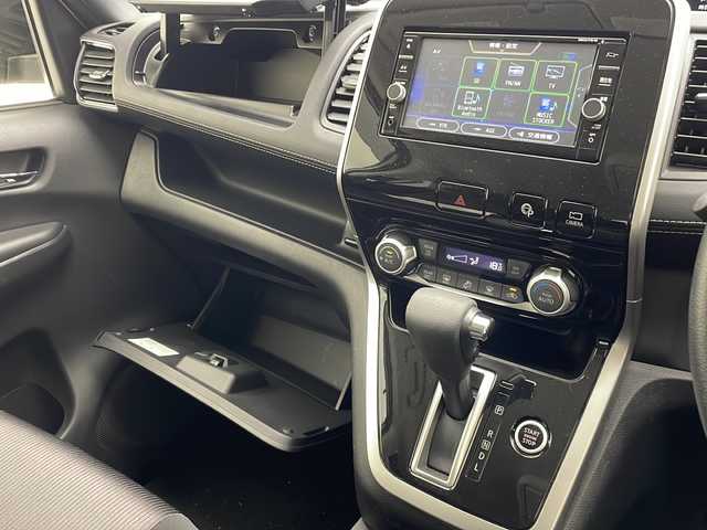 日産 セレナ ハイウェイスター Vセレクション 沖縄県 2017(平29)年 8.7万km カシミヤグレージュ 純正ナビ　MM317D-W/　ＡＭ／ＦＭ　ＣＤ　ＤＶＤ　Ｂｌｕｅｔｏｏｔｈ　/全方位バックカメラ　/フルセグＴＶ　/後席用モニター/パーキングアシスト　/ＥＴＣ　/両側パワースライドドア　/コーナーセンサー　/横滑り防止　/衝突軽減　/カーテンエアバック/ウォークスルー