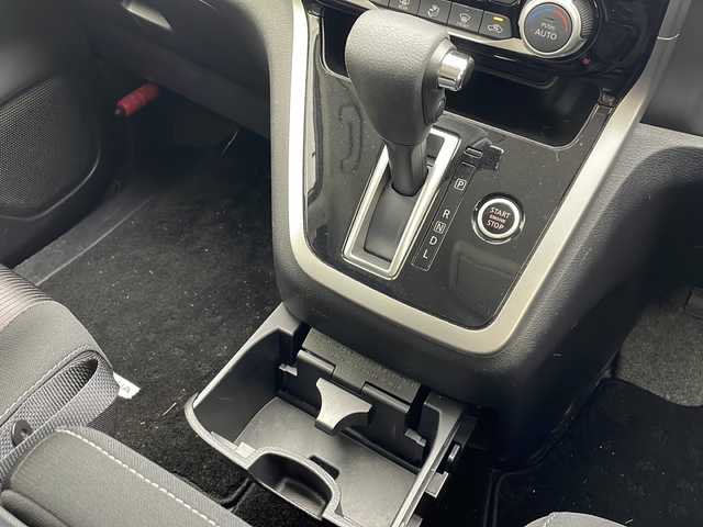 日産 セレナ ハイウェイスター Vセレクション 沖縄県 2017(平29)年 8.7万km カシミヤグレージュ 純正ナビ　MM317D-W/　ＡＭ／ＦＭ　ＣＤ　ＤＶＤ　Ｂｌｕｅｔｏｏｔｈ　/全方位バックカメラ　/フルセグＴＶ　/後席用モニター/パーキングアシスト　/ＥＴＣ　/両側パワースライドドア　/コーナーセンサー　/横滑り防止　/衝突軽減　/カーテンエアバック/ウォークスルー