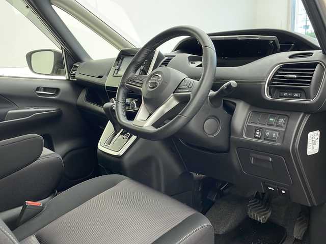 日産 セレナ ハイウェイスター Vセレクション 沖縄県 2017(平29)年 8.7万km カシミヤグレージュ 純正ナビ　MM317D-W/　ＡＭ／ＦＭ　ＣＤ　ＤＶＤ　Ｂｌｕｅｔｏｏｔｈ　/全方位バックカメラ　/フルセグＴＶ　/後席用モニター/パーキングアシスト　/ＥＴＣ　/両側パワースライドドア　/コーナーセンサー　/横滑り防止　/衝突軽減　/カーテンエアバック/ウォークスルー