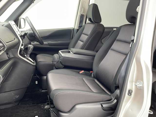 日産 セレナ ハイウェイスター Vセレクション 沖縄県 2017(平29)年 8.7万km カシミヤグレージュ 純正ナビ　MM317D-W/　ＡＭ／ＦＭ　ＣＤ　ＤＶＤ　Ｂｌｕｅｔｏｏｔｈ　/全方位バックカメラ　/フルセグＴＶ　/後席用モニター/パーキングアシスト　/ＥＴＣ　/両側パワースライドドア　/コーナーセンサー　/横滑り防止　/衝突軽減　/カーテンエアバック/ウォークスルー