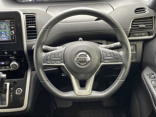 日産 セレナ ハイウェイスター Vセレクション 沖縄県 2017(平29)年 8.7万km カシミヤグレージュ 純正ナビ　MM317D-W/　ＡＭ／ＦＭ　ＣＤ　ＤＶＤ　Ｂｌｕｅｔｏｏｔｈ　/全方位バックカメラ　/フルセグＴＶ　/後席用モニター/パーキングアシスト　/ＥＴＣ　/両側パワースライドドア　/コーナーセンサー　/横滑り防止　/衝突軽減　/カーテンエアバック/ウォークスルー