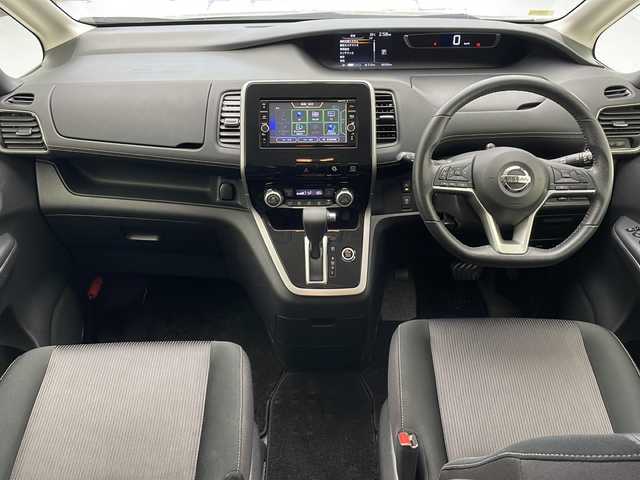 日産 セレナ ハイウェイスター Vセレクション 沖縄県 2017(平29)年 8.7万km カシミヤグレージュ 純正ナビ　MM317D-W/　ＡＭ／ＦＭ　ＣＤ　ＤＶＤ　Ｂｌｕｅｔｏｏｔｈ　/全方位バックカメラ　/フルセグＴＶ　/後席用モニター/パーキングアシスト　/ＥＴＣ　/両側パワースライドドア　/コーナーセンサー　/横滑り防止　/衝突軽減　/カーテンエアバック/ウォークスルー