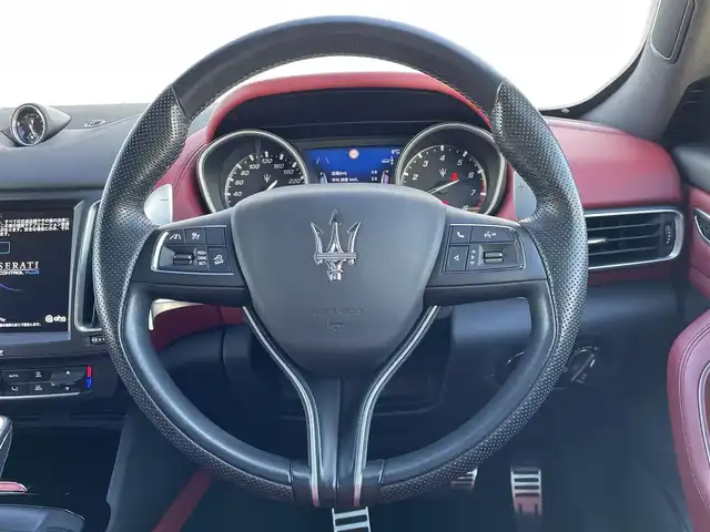 マセラティ レヴァンテ グランスポーツ 東京都 2020(令2)年 3万km 白 パノラマルーフ/ｈａｒｍａｎｋａｒｄｏｎサウンド/純正ナビ／ＤＴＶ/３６０°カメラ/赤レザーシート/パワーバックドア/純正２１インチＡＷ/ドラレコ/ＥＴＣ