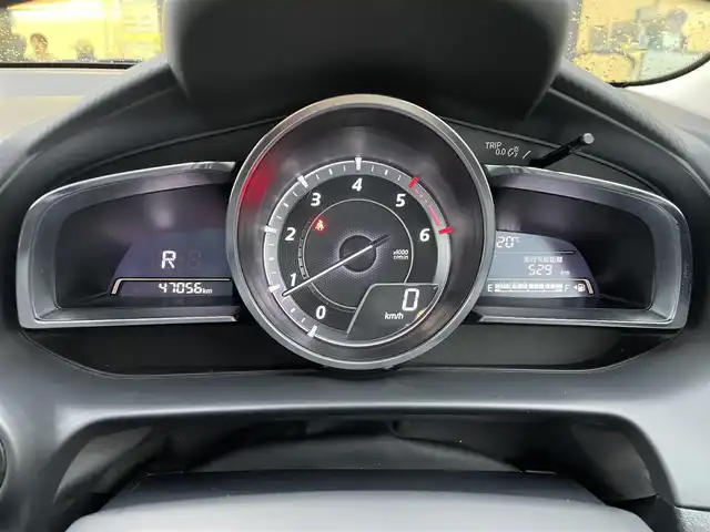 マツダ デミオ XD ツーリング 東京都 2015(平27)年 4.7万km アルミニウムメタリック ワンオーナー/ i‐ACTIVSENSE/・スマートブレーキサポート /・誤発進抑制制御/・アクティブドライビングディスプレイ/・クルーズコントロール/プッシュスタート/アイドリングストップ/パドルシフト/純正ナビ/バックカメラ/ETC/ドライブレコーダー/オートライト/16インチ純正アルミホイール