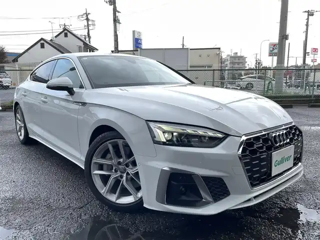 アウディ Ａ５ SB 45TFSIクワトロ Sライン 神奈川県 2021(令3)年 1.5万km グレイシアホワイトメタリック 4WD/純正ナビ/　・BT/FM/AM/USB/　・フルセグTV/　・Apple Car Play/Android Auto/全方位カメラ/衝突被害軽減ブレーキ/レーダークルーズコントロール/パーキングアシスト/ブランドスポットミラー/レーンキープアシスト/クリアランスソナー/純正前後ドライブレコーダー/前席パワーシート/全席シートヒーター/ステアリングヒーター/ワイヤレス充電/パワーバックドア/パドルシフト/ステアリングスイッチ/オートハイビーム/アイドリングストップ/ビルトインETC2.0/スマートキー　2本/純正フロアマット/保証書/取扱説明書