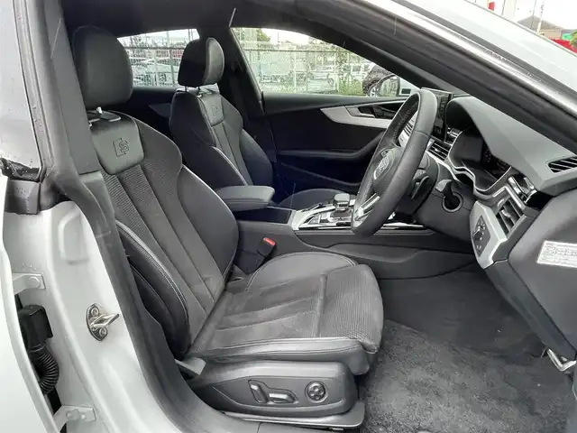 アウディ Ａ５ SB 45TFSIクワトロ Sライン 神奈川県 2021(令3)年 1.5万km グレイシアホワイトメタリック 4WD/純正ナビ/　・BT/FM/AM/USB/　・フルセグTV/　・Apple Car Play/Android Auto/全方位カメラ/衝突被害軽減ブレーキ/レーダークルーズコントロール/パーキングアシスト/ブランドスポットミラー/レーンキープアシスト/クリアランスソナー/純正前後ドライブレコーダー/前席パワーシート/全席シートヒーター/ステアリングヒーター/ワイヤレス充電/パワーバックドア/パドルシフト/ステアリングスイッチ/オートハイビーム/アイドリングストップ/ビルトインETC2.0/スマートキー　2本/純正フロアマット/保証書/取扱説明書