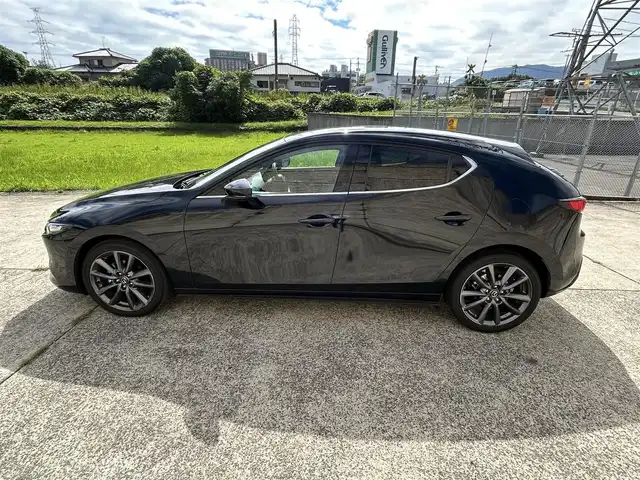 マツダ マツダ３ファストバック 15S ツーリング 長崎県 2024(令6)年 2.4万km ジェットブラックマイカ ワンオーナー/純正ディスプレイオーディオ/（Bluetooth/フルセグ）/AppleCarplay/AndroidAuto/全方位カメラ/衝突軽減システム/コーナーセンサー/レーンアシスト/ブラインドスポットモニター/レーダークルーズ/ETC/置くだけ充電/オートライト/純正18インチAW