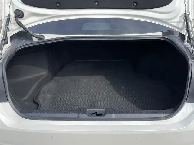 トヨタ クラウン ハイブリッド RS 山口県 2018(平30)年 6.1万km 白 純正ナビ/SD/FM/AM/BT/ETC/クルーズコントロール/バックカメラ/全周囲カメラ/衝突軽減ブレ―キ/オートホールド/オートライト/レーンアシスト/ドアバイザー/純正フロアマット/電動格納ミラー