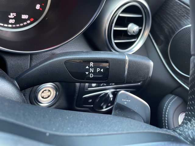 メルセデス・ベンツ Ｃ２２０ｄ アバンギャルド　AMGライン 福岡県 2019(令1)年 3万km ダイヤモンドホワイト 純正メーカーナビ/Bluetooth対応/フルセグTV/AM/FM/レコーダークルーズコントロール/ブラインドスポットモニター/バックカメラ/ドライブレコーダー（前後）/パワーシート（運転席・助手席メモリ付）/前席シートヒーター/ETC2.0/純正フロアマット/純正アルミホイール/プッシュスタート/黒革シート/アクティブブレーキアシスト/レーンチェンジアシスト/アップルカープレイ/保証書/取扱説明書/スペアキー/スマートキー