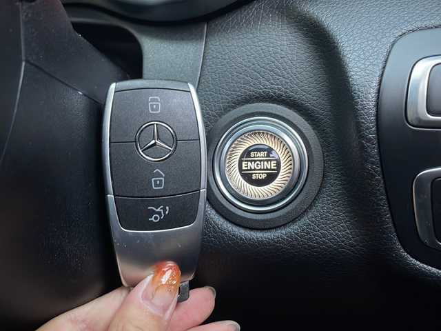 メルセデス・ベンツ Ｃ２２０ｄ アバンギャルド　AMGライン 福岡県 2019(令1)年 3万km ダイヤモンドホワイト 純正メーカーナビ/Bluetooth対応/フルセグTV/AM/FM/レコーダークルーズコントロール/ブラインドスポットモニター/バックカメラ/ドライブレコーダー（前後）/パワーシート（運転席・助手席メモリ付）/前席シートヒーター/ETC2.0/純正フロアマット/純正アルミホイール/プッシュスタート/黒革シート/アクティブブレーキアシスト/レーンチェンジアシスト/アップルカープレイ/保証書/取扱説明書/スペアキー/スマートキー