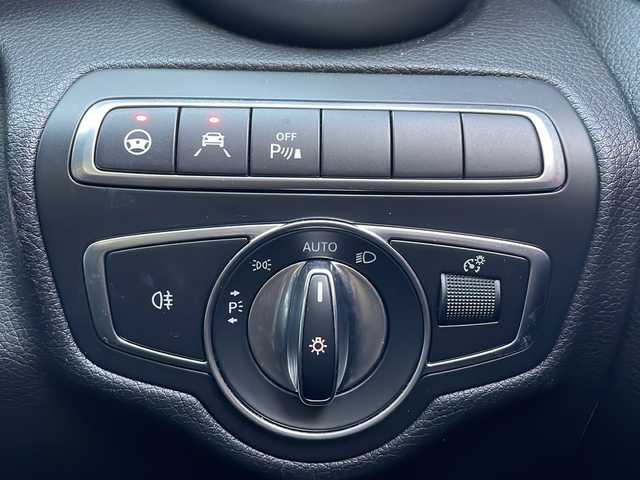 メルセデス・ベンツ Ｃ２２０ｄ アバンギャルド　AMGライン 福岡県 2019(令1)年 3万km ダイヤモンドホワイト 純正メーカーナビ/Bluetooth対応/フルセグTV/AM/FM/レコーダークルーズコントロール/ブラインドスポットモニター/バックカメラ/ドライブレコーダー（前後）/パワーシート（運転席・助手席メモリ付）/前席シートヒーター/ETC2.0/純正フロアマット/純正アルミホイール/プッシュスタート/黒革シート/アクティブブレーキアシスト/レーンチェンジアシスト/アップルカープレイ/保証書/取扱説明書/スペアキー/スマートキー