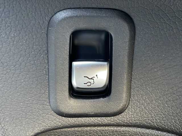 メルセデス・ベンツ Ｃ２２０ｄ アバンギャルド　AMGライン 福岡県 2019(令1)年 3万km ダイヤモンドホワイト 純正メーカーナビ/Bluetooth対応/フルセグTV/AM/FM/レコーダークルーズコントロール/ブラインドスポットモニター/バックカメラ/ドライブレコーダー（前後）/パワーシート（運転席・助手席メモリ付）/前席シートヒーター/ETC2.0/純正フロアマット/純正アルミホイール/プッシュスタート/黒革シート/アクティブブレーキアシスト/レーンチェンジアシスト/アップルカープレイ/保証書/取扱説明書/スペアキー/スマートキー