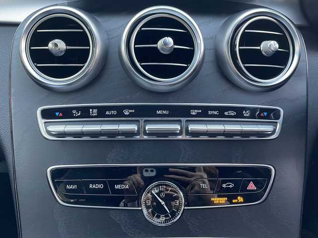 メルセデス・ベンツ Ｃ２２０ｄ アバンギャルド　AMGライン 福岡県 2019(令1)年 3万km ダイヤモンドホワイト 純正メーカーナビ/Bluetooth対応/フルセグTV/AM/FM/レコーダークルーズコントロール/ブラインドスポットモニター/バックカメラ/ドライブレコーダー（前後）/パワーシート（運転席・助手席メモリ付）/前席シートヒーター/ETC2.0/純正フロアマット/純正アルミホイール/プッシュスタート/黒革シート/アクティブブレーキアシスト/レーンチェンジアシスト/アップルカープレイ/保証書/取扱説明書/スペアキー/スマートキー