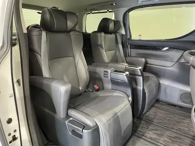 トヨタ アルファード S Cパッケージ 愛知県 2022(令4)年 3.3万km ホワイトパールクリスタルシャイン 純正９インチディスプレイオーディオ/ツインムーンルーフ/純正フリップダウンモニター/両側パワースライドドア/パワーバックドア/レーダークルーズコントロール/プリクラッシュセーフティ/ブラインドスポットモニター/クリアランスソナー/レーンディパーチャーアラート/先行車発進告知/電動パーキングブレーキ/ブレーキホールド/レザーシート/パワーシート【シートメモリー付】/シートヒーター/シートクーラー/ハンドルヒーター/オットマン/バックカメラ/デジタルインナーミラー/前後ドライブレコーダー/ビルトインＥＴＣ２．０/USB入力端子/AC100Vコンセント/ISOFIX/純正フロアマット/純正18インチアルミホイール