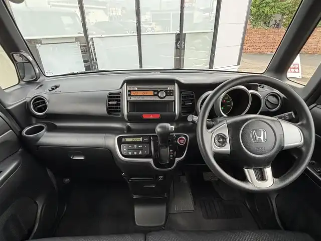 ホンダ Ｎ ＢＯＸ G SSパッケージ 宮城県 2013(平25)年 2.3万km プレミアムホワイトパール 登録時走行距離21379km/純正オーディオ/AM・FM・CD・AUX/プッシュスタート/スマートキー/スペアキー（1本）/ワンオーナー様/両側パワースライドドア/盗難防止装置/レーンキープアシスト/衝突軽減システム/ベンチシート/フルフラットシート/ドアバイザー/電動格納ミラー/ヘッドライトイベライザー/純正フロアマット/ECONモード/補助ミラー/純正アルミホイール