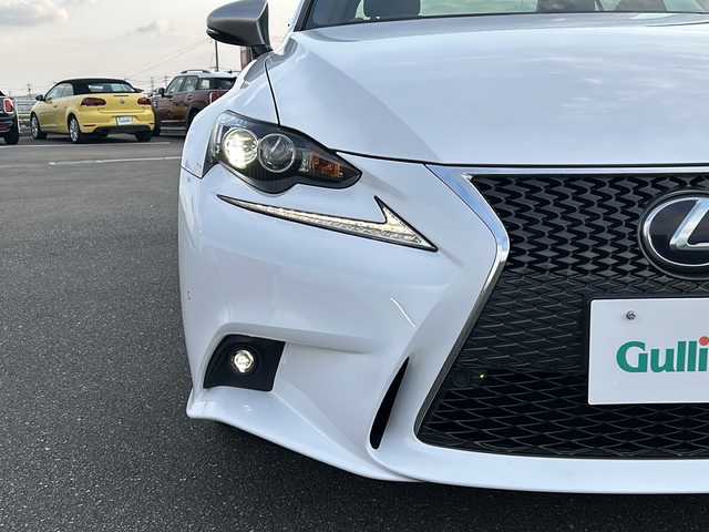 レクサス ＩＳ 300h Fスポーツ モードプラス 佐賀県 2016(平28)年 3.5万km ホワイトノーヴァガラスフレーク 黒革シート/純正SDナビゲーション/・Bluetooth/CD/DVD/SD/フルセグTV/バックカメラ/プリクラッシュセーフティ【PCS】/レーンデイパーチャーアラート【LDA】/レーダークルーズコントロール/ブラインドスポットモニター【BSM】/クリアランスソナー/前方ドライブレコーダー/F SPORT専用本革Ltexスポーツシート/・DN席パワーシート/・DN席シートヒーター/シートベンチレーション/・D席メモリシート/革巻きステアリング/パドルシフト/スマートキー/ステアリングリモコン/オートマチックハイビーム/ビルトインETC/純正18インチアルミホイール/純正フロアマット/スペアキー1本