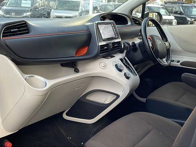 トヨタ シエンタ G 長野県 2016(平28)年 3.7万km ホワイトパールクリスタルシャイン 社外ナビ/【CN-RS02WD】/DVD再生可能/フルセグTV/バックカメラ/BluetoothAudio/両側パワースライドドア/セーフティセンス/・プリクラッシュセーフティ/・レーンディパーチャーアラート/・オートマチックハイビーム/・先行車発進告知機能/ビルトインETC/革巻きステアリング/ステアリングスイッチ/アイドリングストップ/スマートキー/プッシュスタート/電動格納ミラー/純正フロアマット/オートライト