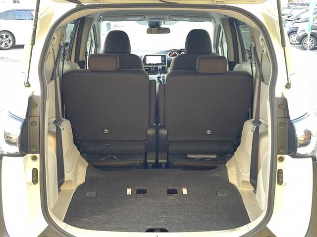 トヨタ シエンタ G 長野県 2016(平28)年 3.7万km ホワイトパールクリスタルシャイン 社外ナビ/【CN-RS02WD】/DVD再生可能/フルセグTV/バックカメラ/BluetoothAudio/両側パワースライドドア/セーフティセンス/・プリクラッシュセーフティ/・レーンディパーチャーアラート/・オートマチックハイビーム/・先行車発進告知機能/ビルトインETC/革巻きステアリング/ステアリングスイッチ/アイドリングストップ/スマートキー/プッシュスタート/電動格納ミラー/純正フロアマット/オートライト