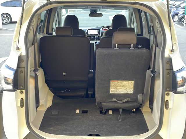 トヨタ シエンタ G 長野県 2016(平28)年 3.7万km ホワイトパールクリスタルシャイン 社外ナビ/【CN-RS02WD】/DVD再生可能/フルセグTV/バックカメラ/BluetoothAudio/両側パワースライドドア/セーフティセンス/・プリクラッシュセーフティ/・レーンディパーチャーアラート/・オートマチックハイビーム/・先行車発進告知機能/ビルトインETC/革巻きステアリング/ステアリングスイッチ/アイドリングストップ/スマートキー/プッシュスタート/電動格納ミラー/純正フロアマット/オートライト