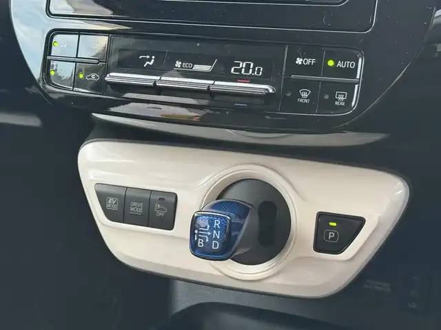 トヨタ プリウス S ツーリングセレクション 大阪府 2016(平28)年 11.9万km エモーショナルレッド (株)IDOMが運営する【じしゃロン東大阪店】の自社ローン専用車両になりますこちらは現金またはオートローンご利用時の価格です。自社ローンご希望の方は別途その旨お申付け下さい/社外ナビ【AVN-Z05iW】/フルセグTV、Bluetooth、SDREC、CD、DVD/バックカメラ/ETC/LEDヘッドライト/オートライト/前席シートヒーター/横滑り防止装置/合皮シート/スマートキー＆プッシュスタート/取説＆保証書