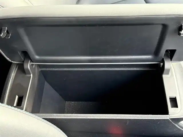 トヨタ プリウス S ツーリングセレクション 大阪府 2016(平28)年 11.9万km エモーショナルレッド (株)IDOMが運営する【じしゃロン東大阪店】の自社ローン専用車両になりますこちらは現金またはオートローンご利用時の価格です。自社ローンご希望の方は別途その旨お申付け下さい/社外ナビ【AVN-Z05iW】/フルセグTV、Bluetooth、SDREC、CD、DVD/バックカメラ/ETC/LEDヘッドライト/オートライト/前席シートヒーター/横滑り防止装置/合皮シート/スマートキー＆プッシュスタート/取説＆保証書