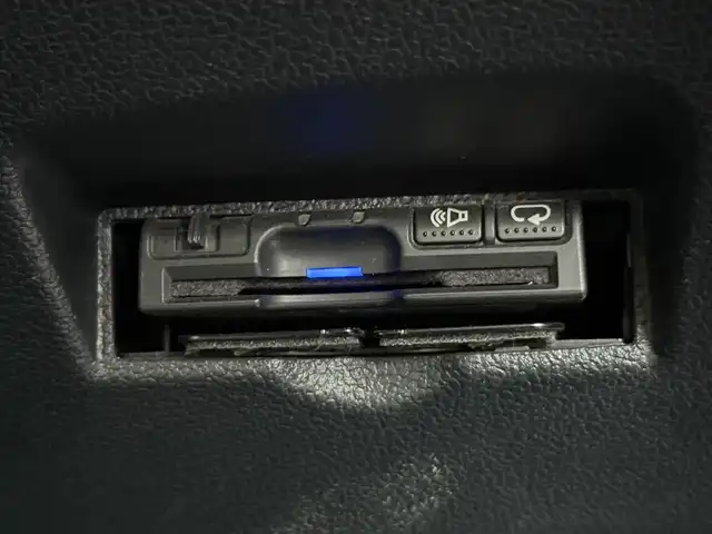 トヨタ プリウス S ツーリングセレクション 大阪府 2016(平28)年 11.9万km エモーショナルレッド (株)IDOMが運営する【じしゃロン東大阪店】の自社ローン専用車両になりますこちらは現金またはオートローンご利用時の価格です。自社ローンご希望の方は別途その旨お申付け下さい/社外ナビ【AVN-Z05iW】/フルセグTV、Bluetooth、SDREC、CD、DVD/バックカメラ/ETC/LEDヘッドライト/オートライト/前席シートヒーター/横滑り防止装置/合皮シート/スマートキー＆プッシュスタート/取説＆保証書