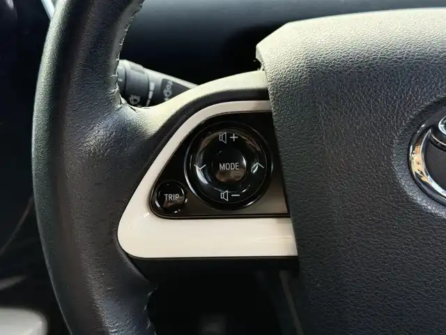 トヨタ プリウス S ツーリングセレクション 大阪府 2016(平28)年 11.9万km エモーショナルレッド (株)IDOMが運営する【じしゃロン東大阪店】の自社ローン専用車両になりますこちらは現金またはオートローンご利用時の価格です。自社ローンご希望の方は別途その旨お申付け下さい/社外ナビ【AVN-Z05iW】/フルセグTV、Bluetooth、SDREC、CD、DVD/バックカメラ/ETC/LEDヘッドライト/オートライト/前席シートヒーター/横滑り防止装置/合皮シート/スマートキー＆プッシュスタート/取説＆保証書