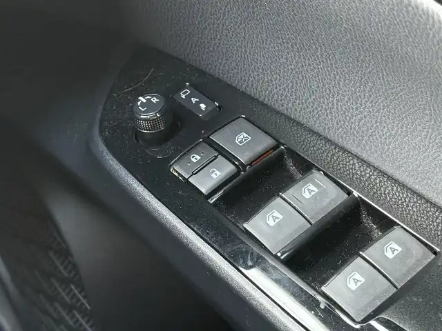 トヨタ プリウス S ツーリングセレクション 大阪府 2016(平28)年 11.9万km エモーショナルレッド (株)IDOMが運営する【じしゃロン東大阪店】の自社ローン専用車両になりますこちらは現金またはオートローンご利用時の価格です。自社ローンご希望の方は別途その旨お申付け下さい/社外ナビ【AVN-Z05iW】/フルセグTV、Bluetooth、SDREC、CD、DVD/バックカメラ/ETC/LEDヘッドライト/オートライト/前席シートヒーター/横滑り防止装置/合皮シート/スマートキー＆プッシュスタート/取説＆保証書