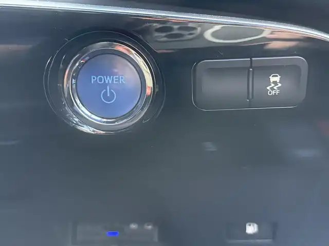 トヨタ プリウス S ツーリングセレクション 大阪府 2016(平28)年 11.9万km エモーショナルレッド (株)IDOMが運営する【じしゃロン東大阪店】の自社ローン専用車両になりますこちらは現金またはオートローンご利用時の価格です。自社ローンご希望の方は別途その旨お申付け下さい/社外ナビ【AVN-Z05iW】/フルセグTV、Bluetooth、SDREC、CD、DVD/バックカメラ/ETC/LEDヘッドライト/オートライト/前席シートヒーター/横滑り防止装置/合皮シート/スマートキー＆プッシュスタート/取説＆保証書