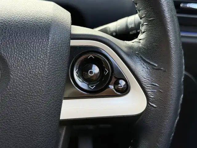 トヨタ プリウス S ツーリングセレクション 大阪府 2016(平28)年 11.9万km エモーショナルレッド (株)IDOMが運営する【じしゃロン東大阪店】の自社ローン専用車両になりますこちらは現金またはオートローンご利用時の価格です。自社ローンご希望の方は別途その旨お申付け下さい/社外ナビ【AVN-Z05iW】/フルセグTV、Bluetooth、SDREC、CD、DVD/バックカメラ/ETC/LEDヘッドライト/オートライト/前席シートヒーター/横滑り防止装置/合皮シート/スマートキー＆プッシュスタート/取説＆保証書