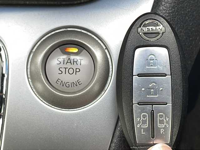 日産 セレナ ハイウェイS G Sハイブリッド 兵庫県 2015(平27)年 8.7万km ブリリアントシルバー 取扱説明書/保証書/純正ナビ（フルセグ/CD/DVD/AM/FM/VTR/AUX/SD/USB/WALKMAN/Bluetooth/iPod/MUSIC STOCKER）/プッシュスタート/全方位カメラ/衝突軽減ブレーキ/レーンキープアシスト/クルーズコントロール/クリアランスソナー/両側パワースライドドア/アイドリングストップ/スマートキー/ETC/ドライブレコーダー前後/サンシェード