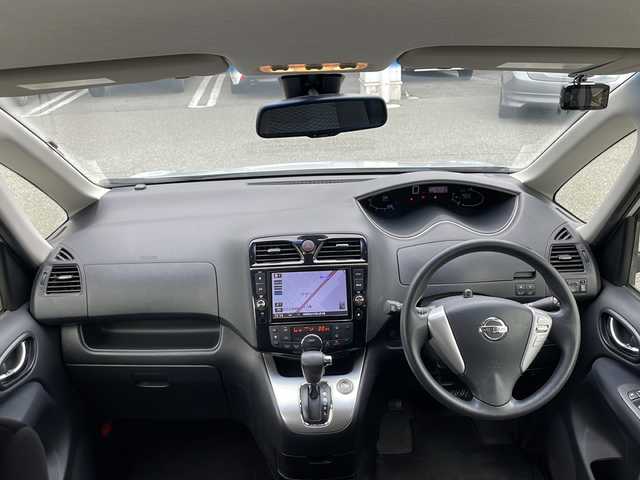 日産 セレナ ハイウェイS G Sハイブリッド 兵庫県 2015(平27)年 8.7万km ブリリアントシルバー 取扱説明書/保証書/純正ナビ（フルセグ/CD/DVD/AM/FM/VTR/AUX/SD/USB/WALKMAN/Bluetooth/iPod/MUSIC STOCKER）/プッシュスタート/全方位カメラ/衝突軽減ブレーキ/レーンキープアシスト/クルーズコントロール/クリアランスソナー/両側パワースライドドア/アイドリングストップ/スマートキー/ETC/ドライブレコーダー前後/サンシェード