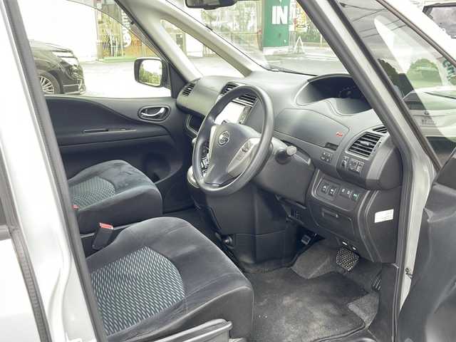 日産 セレナ ハイウェイS G Sハイブリッド 兵庫県 2015(平27)年 8.7万km ブリリアントシルバー 取扱説明書/保証書/純正ナビ（フルセグ/CD/DVD/AM/FM/VTR/AUX/SD/USB/WALKMAN/Bluetooth/iPod/MUSIC STOCKER）/プッシュスタート/全方位カメラ/衝突軽減ブレーキ/レーンキープアシスト/クルーズコントロール/クリアランスソナー/両側パワースライドドア/アイドリングストップ/スマートキー/ETC/ドライブレコーダー前後/サンシェード