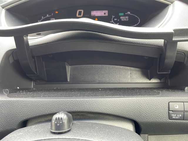 日産 セレナ ハイウェイS G Sハイブリッド 兵庫県 2015(平27)年 8.7万km ブリリアントシルバー 取扱説明書/保証書/純正ナビ（フルセグ/CD/DVD/AM/FM/VTR/AUX/SD/USB/WALKMAN/Bluetooth/iPod/MUSIC STOCKER）/プッシュスタート/全方位カメラ/衝突軽減ブレーキ/レーンキープアシスト/クルーズコントロール/クリアランスソナー/両側パワースライドドア/アイドリングストップ/スマートキー/ETC/ドライブレコーダー前後/サンシェード