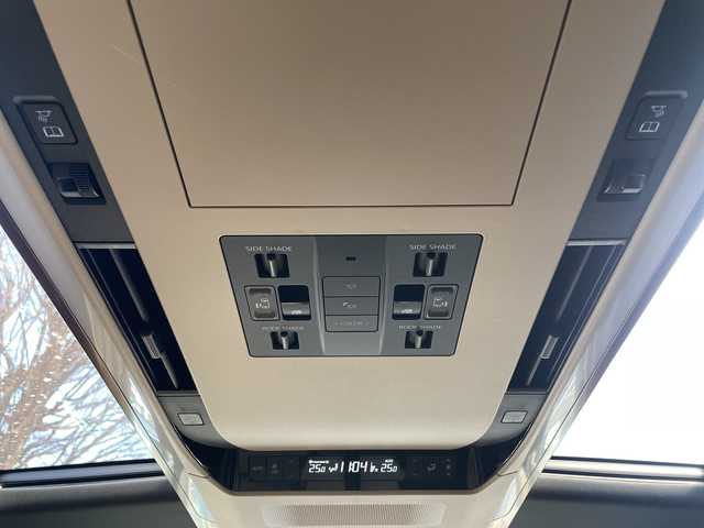 トヨタ アルファードハイブリット エグゼクティブ ラウンジ 埼玉県 2025(令7)年 0.2万km ライムホワイトパールクリスタルシャイン ワンオーナー/左右独立ムーンルーフ/ベージュレザーシート/全席シートヒーター＆ベンチレーション/全席パワーシート（Ｄ席メモリ機能付）/純正１４インチナビ＆フルセグＴＶ/（ＢＴ＆ＡｐｐｌｅＣａｒＰｌａｙ＆ＨＤＭＩ）/ＪＢＬプレミアムサウンド/１４インチリアエンタ－テイメントシステム/パラミックビューモニター/ビルトインＥＴＣ２．０/デジタルインナーミラー/ドライブレコーダー/両側パワースライドドア/ユニバーサルステップ/モデリスタエアロ（Ｆ＆Ｓ＆Ｒ）/モデリスタシグネチャーイルミブレード/プリクラッシュセーフティー/アドバンスドドライブ/ロードサインアシスト/フロントクロストラフィックアラート/リアクロストラフィックアラート/レーンディパーチャーアラート/レーンチェンジアシスト/プロドライビングアシスト/ブラインドスポットモニター/パーキングサポートブレーキ/リアカメラディテクション/安心降車アシスト/後方車両接近告知/周辺車両接近時サポート/クリアランスソナー/ヘッドアップディスプレイ/ＡＣ１００Ｖ/↓検査員記入欄に続く