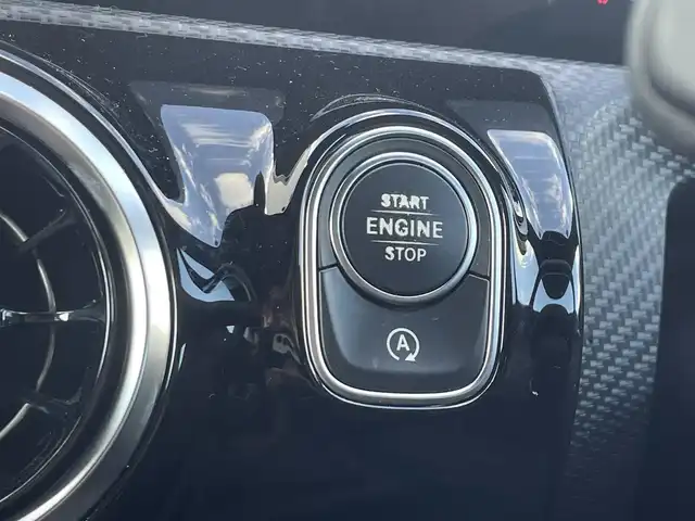 メルセデス・ベンツ Ａ１８０ スタイル 東京都 2018(平30)年 4.9万km イリジウムシルバー 純正ナビ／ＴＶ/リアカメラ/ハーフレザー/パワーシート/シートヒーター/ＥＴＣ２．０/ＡＣＣ/ＢＳＭ/レーンキープ/ＬＥＤヘッドライト/アイドリングストップ/スマートキー/スペアキー１本/保証書/取説