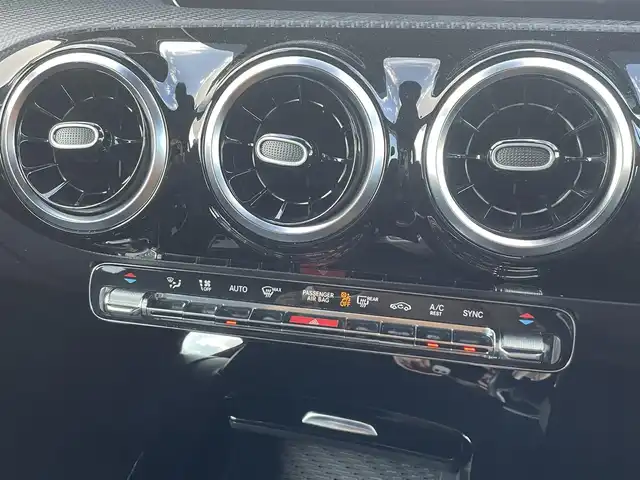 メルセデス・ベンツ Ａ１８０ スタイル 東京都 2018(平30)年 4.9万km イリジウムシルバー 純正ナビ／ＴＶ/リアカメラ/ハーフレザー/パワーシート/シートヒーター/ＥＴＣ２．０/ＡＣＣ/ＢＳＭ/レーンキープ/ＬＥＤヘッドライト/アイドリングストップ/スマートキー/スペアキー１本/保証書/取説