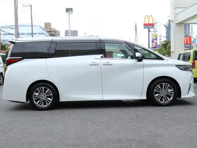 トヨタ アルファードハイブリット Z 神奈川県 2025(令7)年 0.1千km ホワイトパールクリスタルシャイン ユニバーサルステップ/左右独立ムーンルーフ/パワーサンシェード/デジタルインナーミラー/ワンオーナー/JBLスピーカー/純正メモリナビ/フルセグテレビ/バックカメラ/全周囲カメラ/ブラインドスポットモニター/ETC2.0/おくだけ充電/100V電源/革巻きコンビステアリングホイール/電動チルトテレスコピックステリング/ステアリングスイッチ/ステアリングヒーター/シートヒーター/エアーシート/225/60R18タイヤ/18インチ5本トリプルスポークスーパークロームメタリック塗装AW/快適温熱シート/マイコンプリセットドライビングポジションシステム(運転席)/助手席肩口パワーシートスイッチ/エグゼクティブパワーシート(2列目)/ウィンカーミラー/クルーズコントロール(追従走行あり)/ドアバイザー/プッシュスタート/パワーバックドア/両側パワースライドドア/純正LEDヘッドライト/純正フロアマット/コーナーセンサー前後